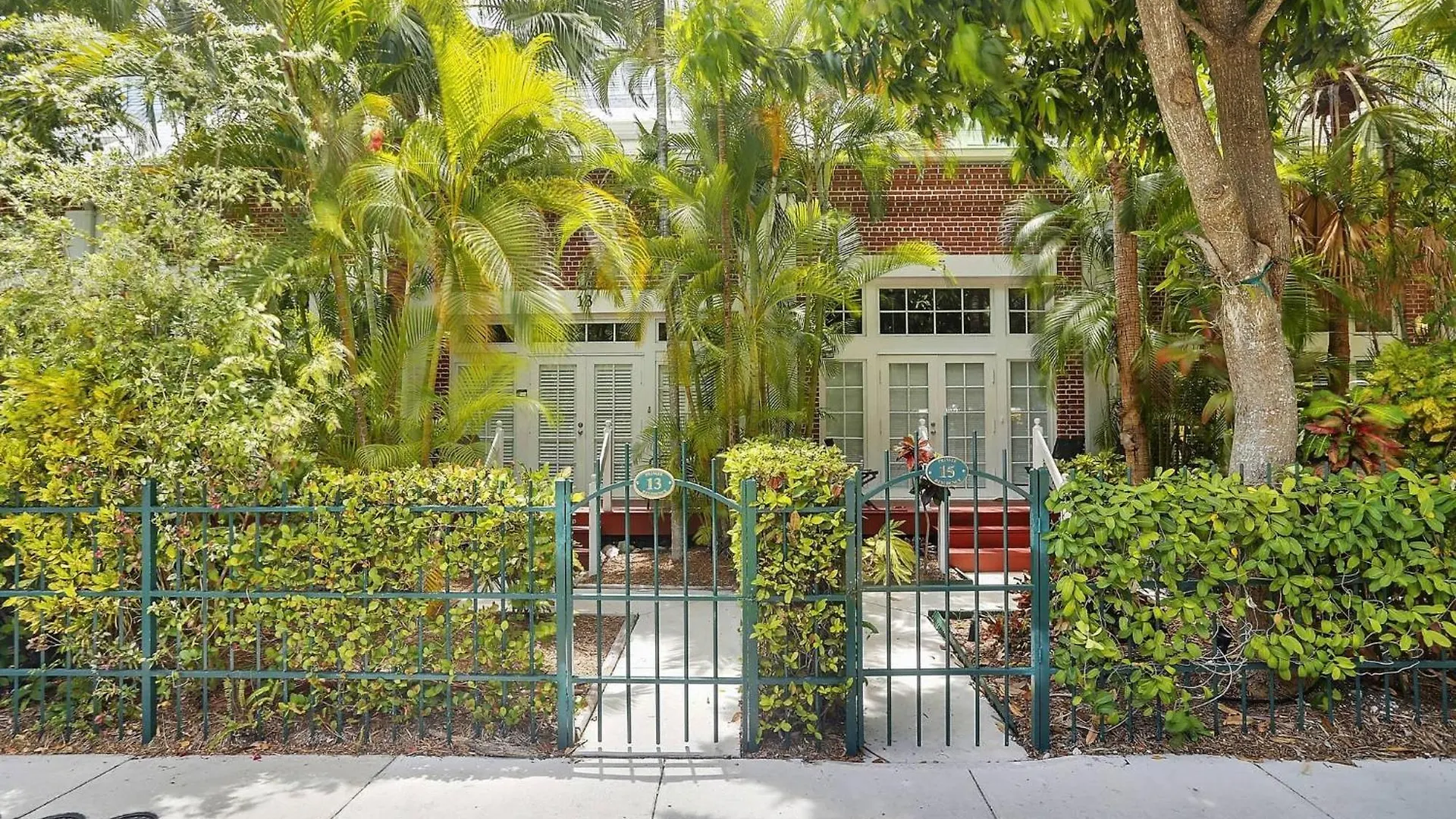 Key West Found By Avantstay Close To Shops W Patio Shared Pool Week Long Stays Only Ferienhaus