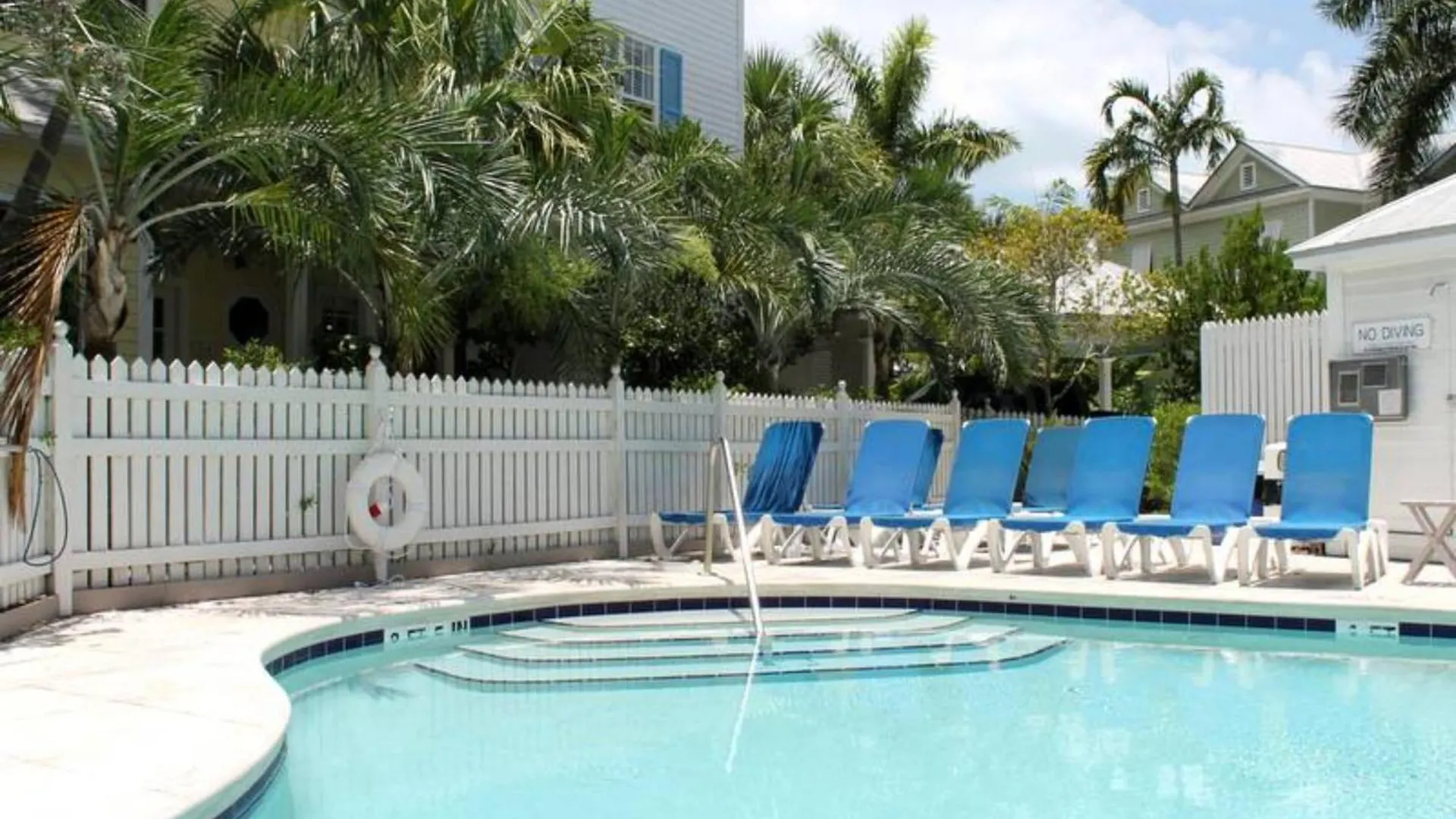 Key West Found By Avantstay Close To Shops W Patio Shared Pool Week Long Stays Only Ferienhaus